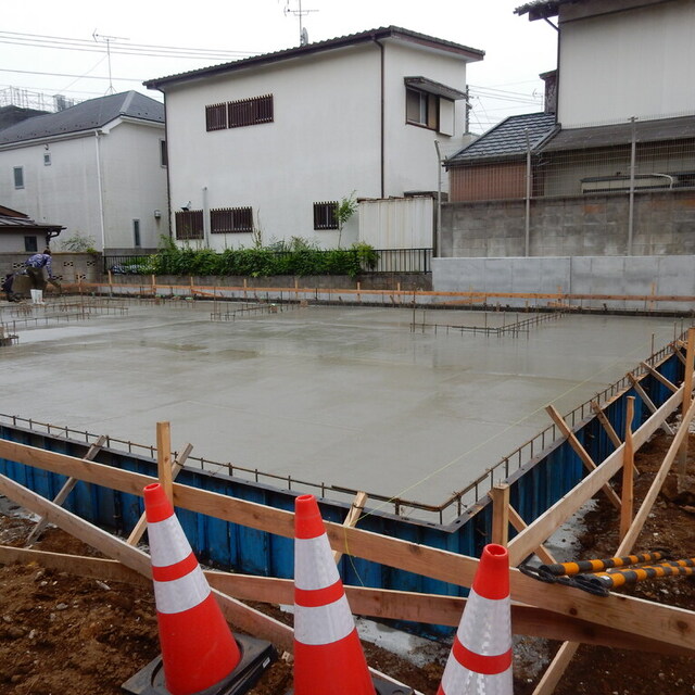 教会堂の基礎工事が進んでいます。生コンが敷き詰められました。手前が会堂部分です。